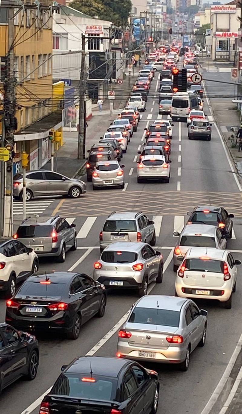 trânsito engarrafado no bairro Estreito