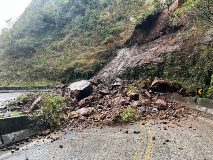 queda de barreira na rodovia serra do rio do rastro