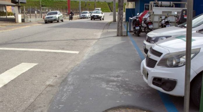 Rua Maria Manchi de Souza é analisada como "laboratório" para mostrar como devem ser recuos de estacionamento