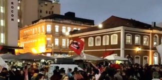 Manifestação pela democracia no Centro de Florianópolis