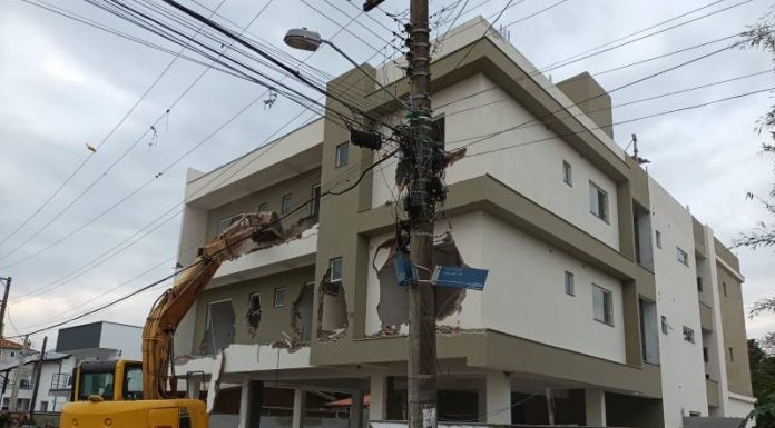 Prédio em fase de finalização é demolido no Norte da Ilha de Florianópolis