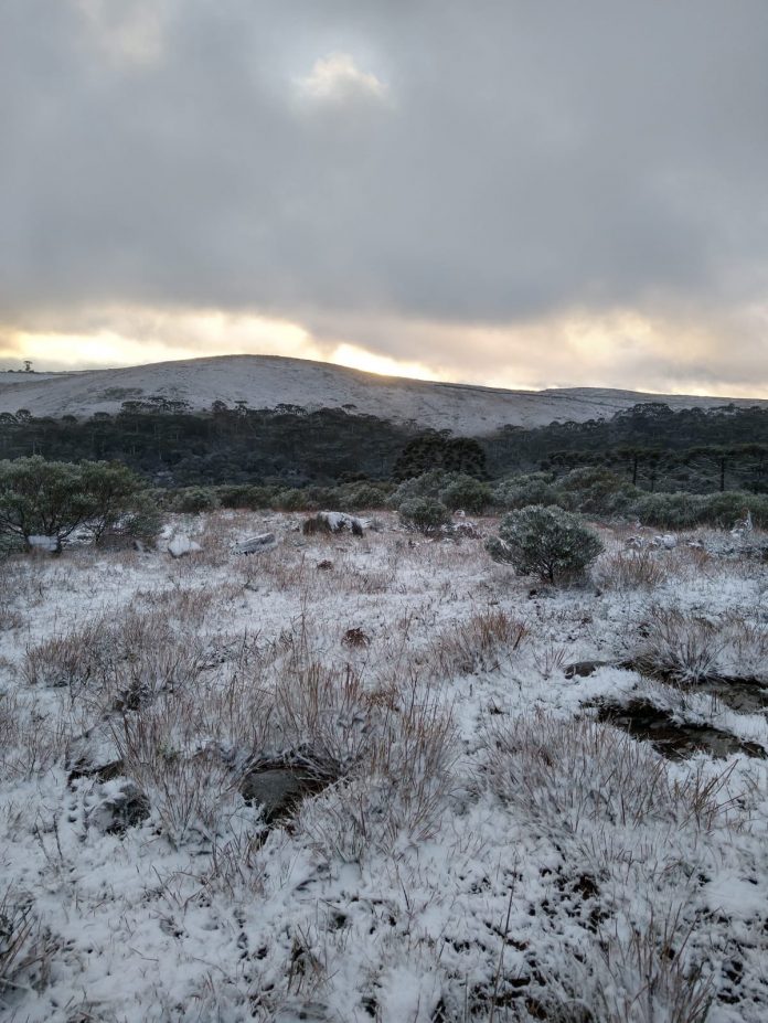 Primavera começa com neve na serra