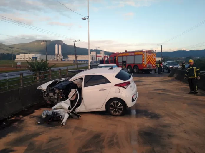 Acidente de trânsito na Ponte do Rio Forquilhas na SC-281 em São José