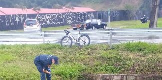 Ciclista cai em vala na SC-401