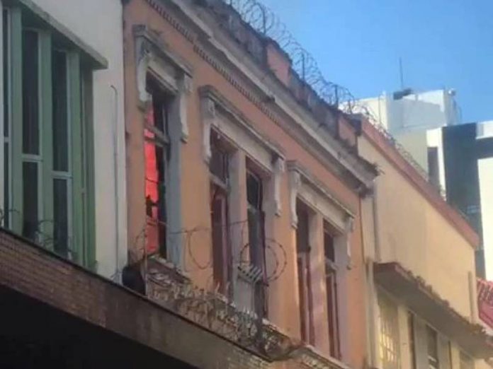 Incêndio atinge prédio na Rua Trajano, no Centro