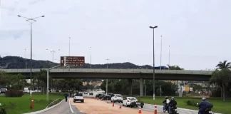 Caminhão derruba óleo na entrada da ilha e complica trânsito