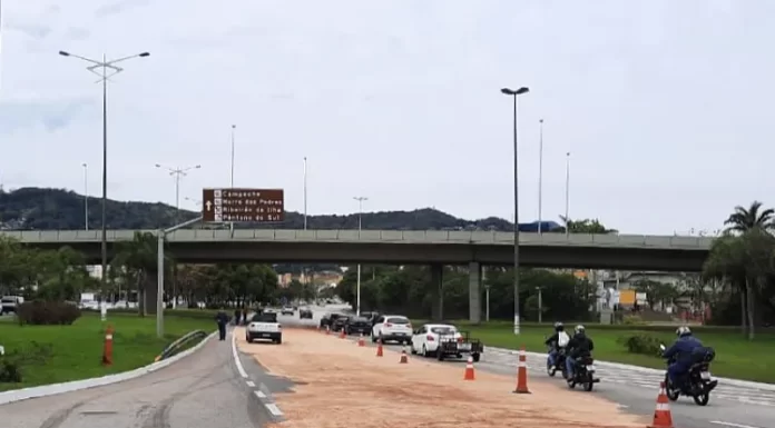 Caminhão derruba óleo na entrada da ilha e complica trânsito