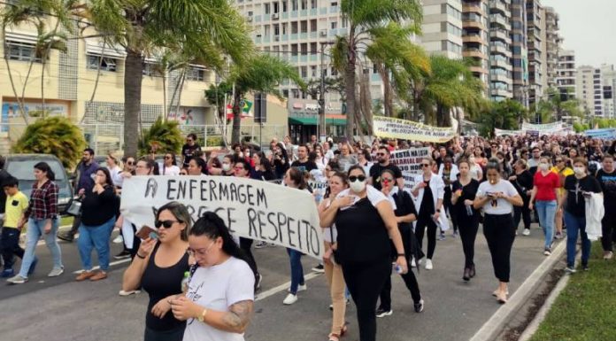 Cerca de 500 pessoas participaram do ato nesta sexta em Florianópolis