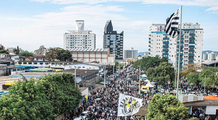 Torcida do Figueirense no entorno do Scarpelli