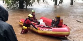 Bombeiros resgatam pessoas ilhadas em Passos Maia