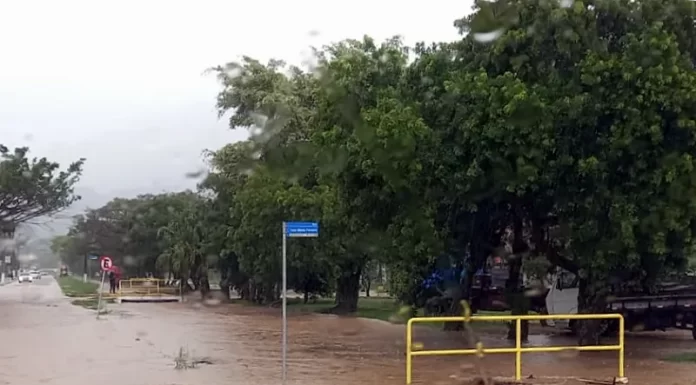 Diversos corregos transbordaram e alagaram ruas de Biguaçu