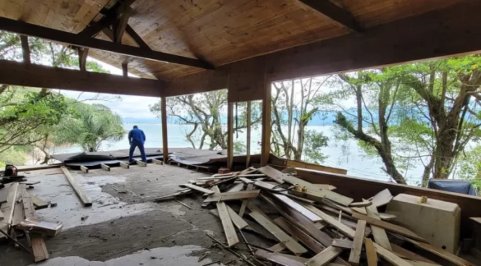 Cabana de luxo em área de preservação em Florianópolis é demolida