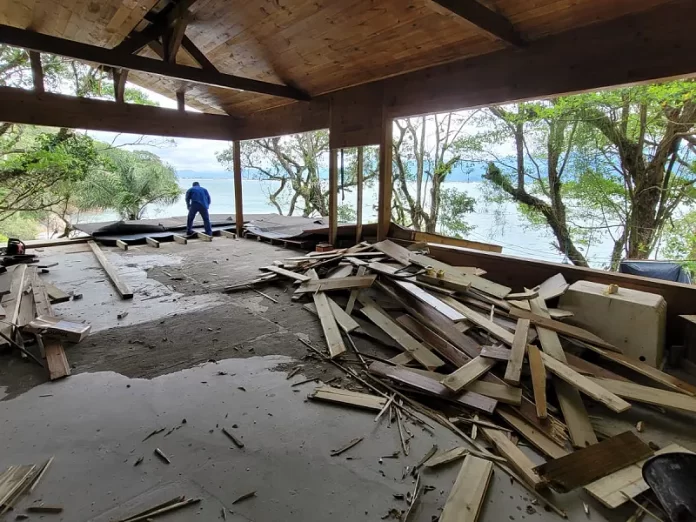 Cabana de luxo em área de preservação em Florianópolis é demolida