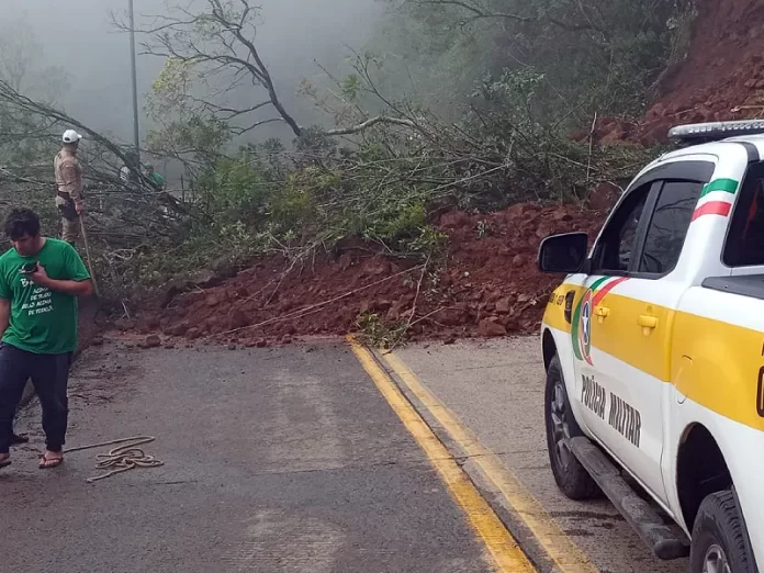 Trânsito na Serra do Rio do Rastro está totalmente interditado pelo deslizamento