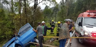 Carro com mãe e duas crianças quase cai em ribanceira em Anitápolis