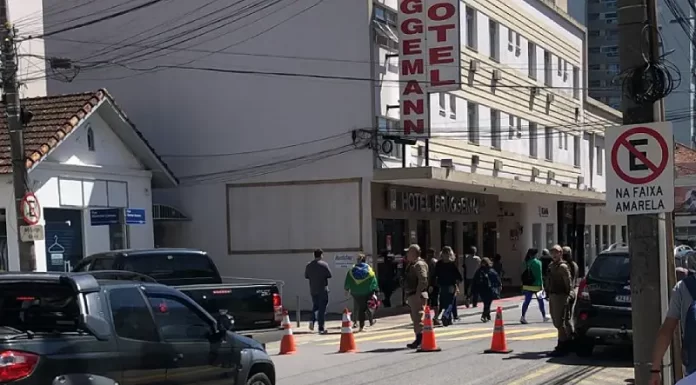 Manifestantes bloqueiam vias no entorno do batalhão do Exército no Estreito