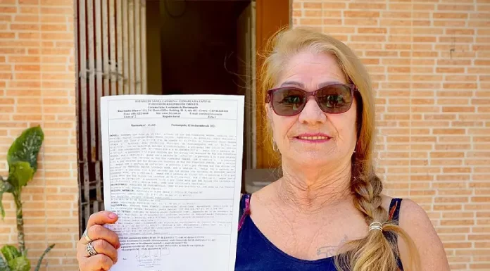 Enedina Rosa Stancki recebe título de propriedade de imóvel no Chico Mendes