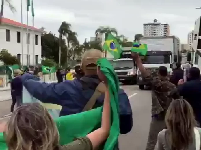 Bolsonaristas tentam interditar vias em Florianópolis