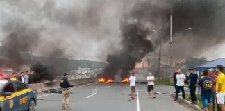 Apoiadores do presidente Jair Bolsonaro fecharam rodovias em protesto irregular pelo resultado das eleições, prejudicando milhares de pessoas