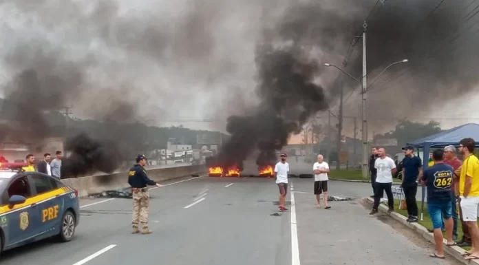 Apoiadores do presidente Jair Bolsonaro fecharam rodovias em protesto irregular pelo resultado das eleições, prejudicando milhares de pessoas