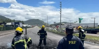 Polícias tentam desbloquear rodovias em SC