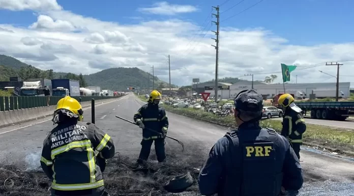 Polícias tentam desbloquear rodovias em SC