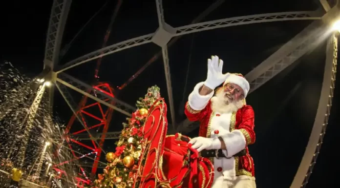 Ponte Hercílio Luz recebe a maior parada de Natal de Santa Catarina, com 250 integrantes, no sábado (17)