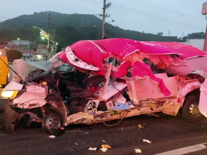 Ambulância com cinco passageiros, incluindo bebê, sofre acidente em Biguaçu