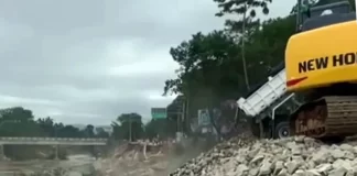 Trabalho de recuperação da margem da BR-282 junto ao Rio Cubatão