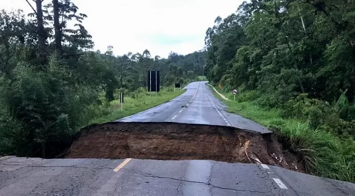 Cratera na BR-280 em Corupá