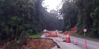 Desmoronamento na BR-282 em Águas Mornas