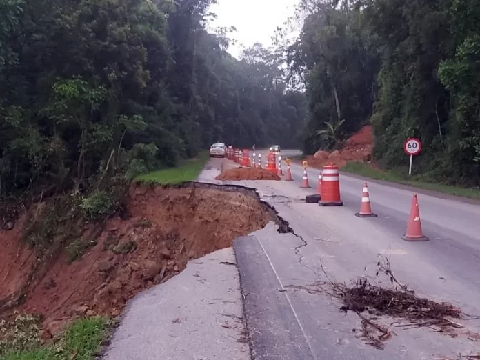 Desmoronamento na BR-282 em Águas Mornas