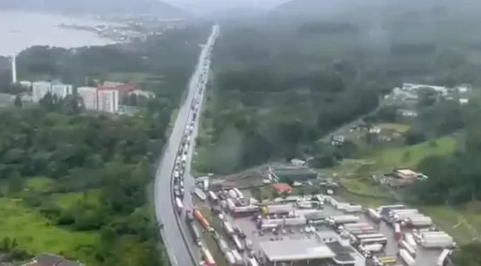 Fila de 20km no Morro dos Cavalos em Palhoça