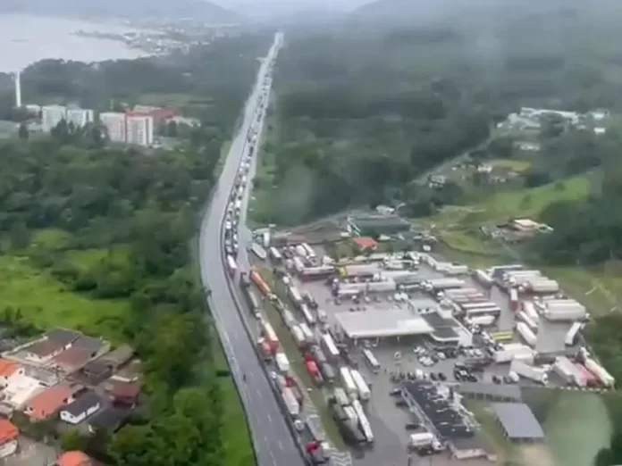 Fila de 20km no Morro dos Cavalos em Palhoça