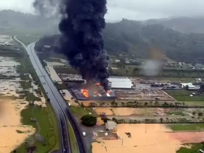 Incêndio com produto tóxico em empresa de logística na BR-101 em Penha