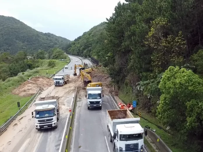 Limpeza da BR-101 no Morro dos Cavalos em Palhoça após deslizamento