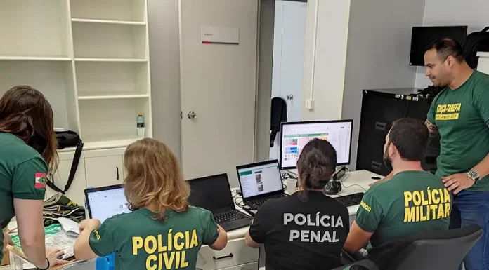 Policiais e promotores de justiça analisam possíveis contratos fraudulentos em SC na Operação Mensageiro - Foto: Gaeco/Divulgação/CSC