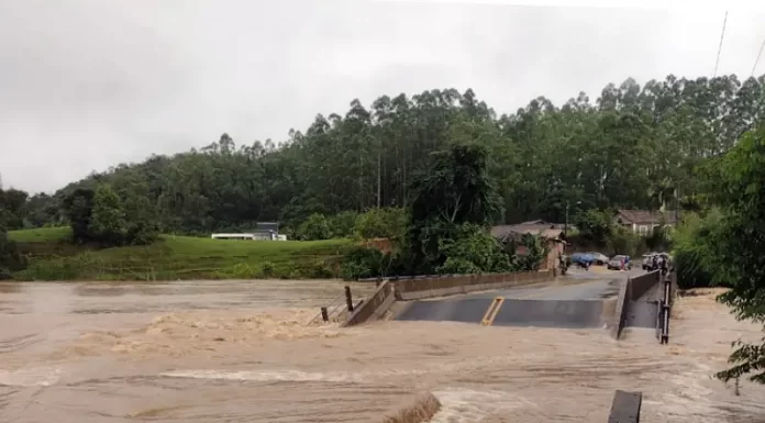 Ponte destruída em São Martinho