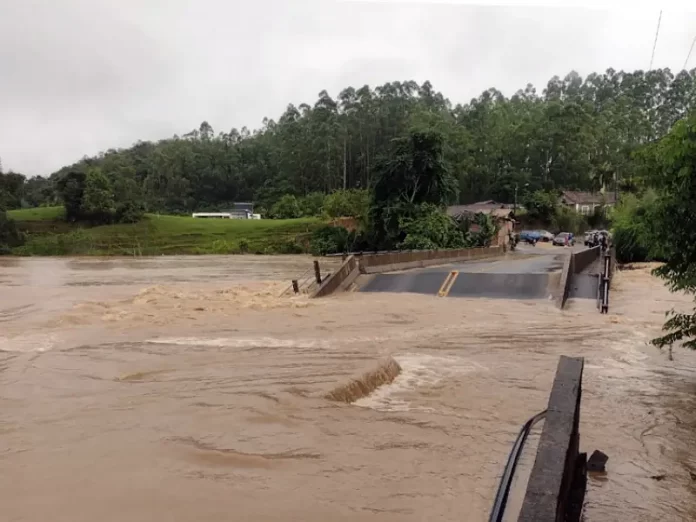 Ponte destruída em São Martinho