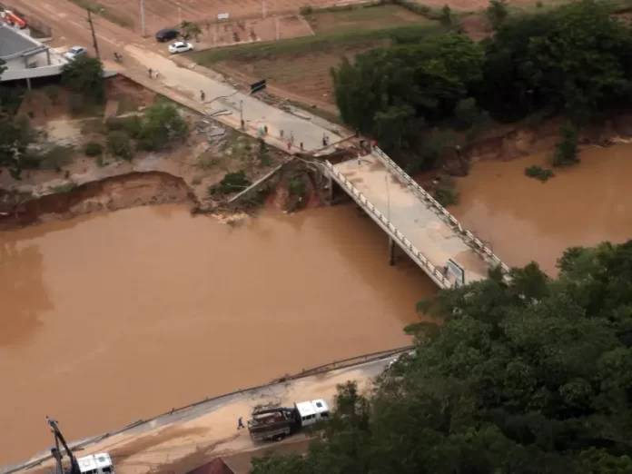 Ponte em Santo Amaro da Imperatriz sobre o Rio Cubatão