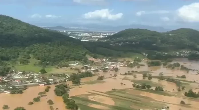 Diversas cidades de SC ficaram alagadas