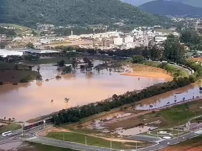 Trecho da BR-282 interditado em Santo Amaro da Imperatriz