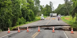 Cratera é aberta pela chuva na BR-470