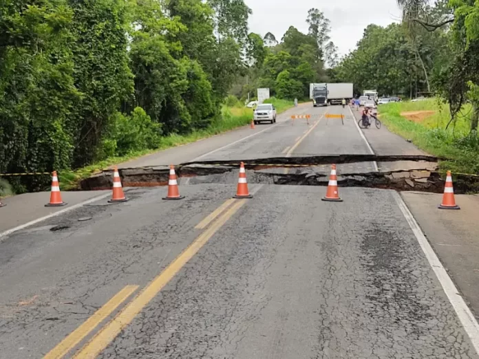 Cratera é aberta pela chuva na BR-470