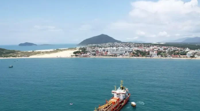 Alargamento da faixa de areia da Praia de Ingleses tem início com operação de dragagem