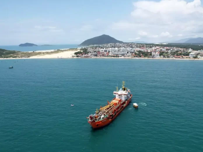 Alargamento da faixa de areia da Praia de Ingleses tem início com operação de dragagem