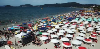 Mesas e cadeiras em praias de Florianópolis