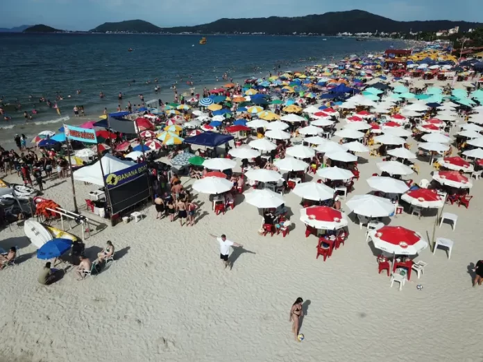 Mesas e cadeiras em praias de Florianópolis