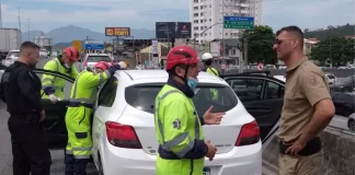 Policiais penais auxiliam motorista que passou mal na BR-101