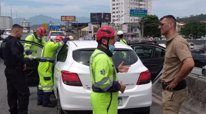 Policiais penais auxiliam motorista que passou mal na BR-101